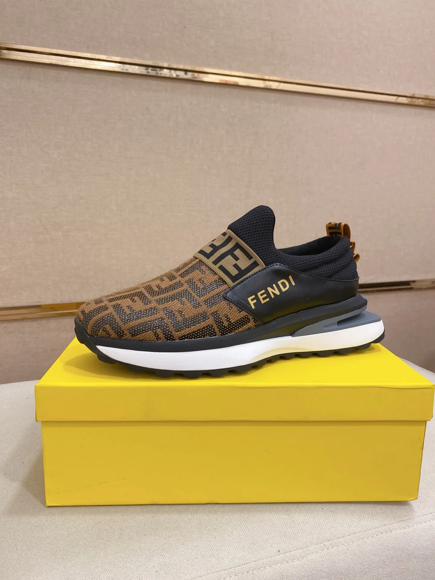 Men's shoes 💰 462💰 (FENDI) New style 👊🏻 upper 🇮🇹 imported cowhide fabric 🇩🇪 lining imported sheepskin lining. The original outsole is molded to highlight the identity of every man, and the upper foot is stable and stable🚶🏻🚶🏻The high-end custom counters reproduce the original version📯No matter the wind or rain, the shoe last remains unchanged and can withstand the verification of time🔍️,🔵 Size: 38-44 (45 is custom-made and cannot be returned or exchanged